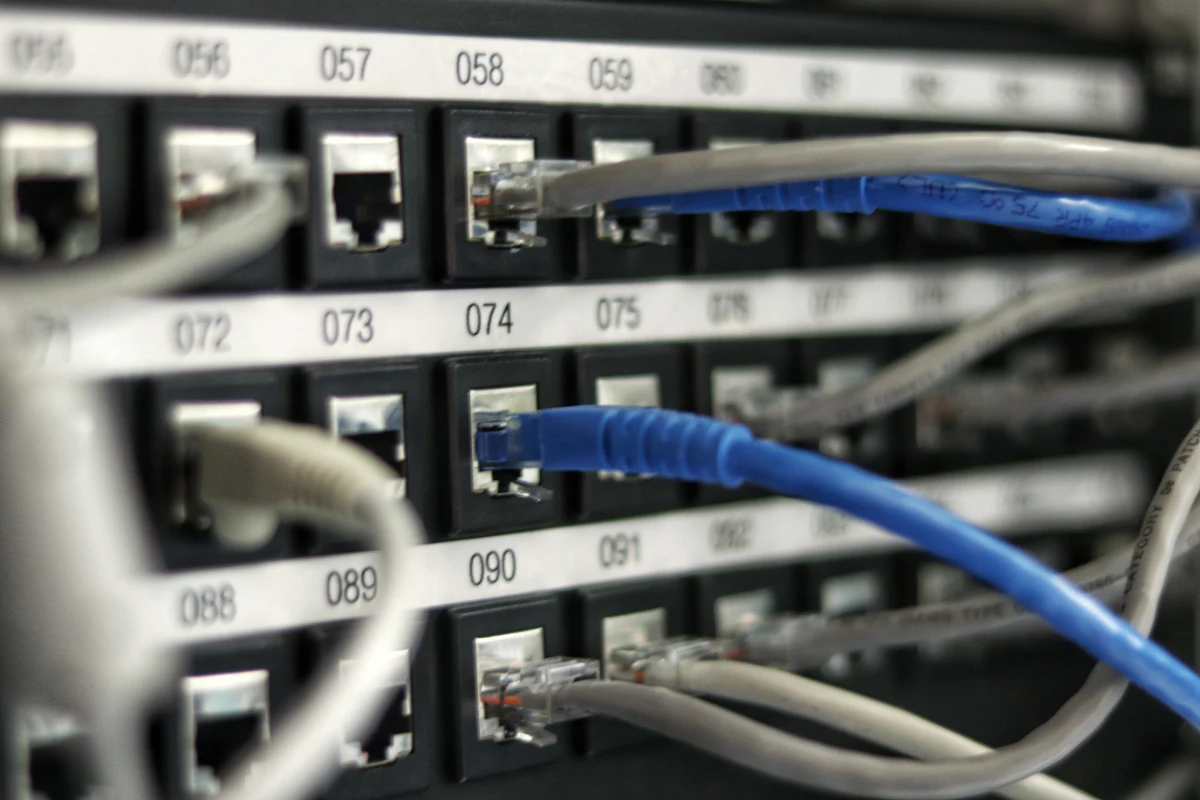Corredor de data center com fileiras de servidores em penumbra